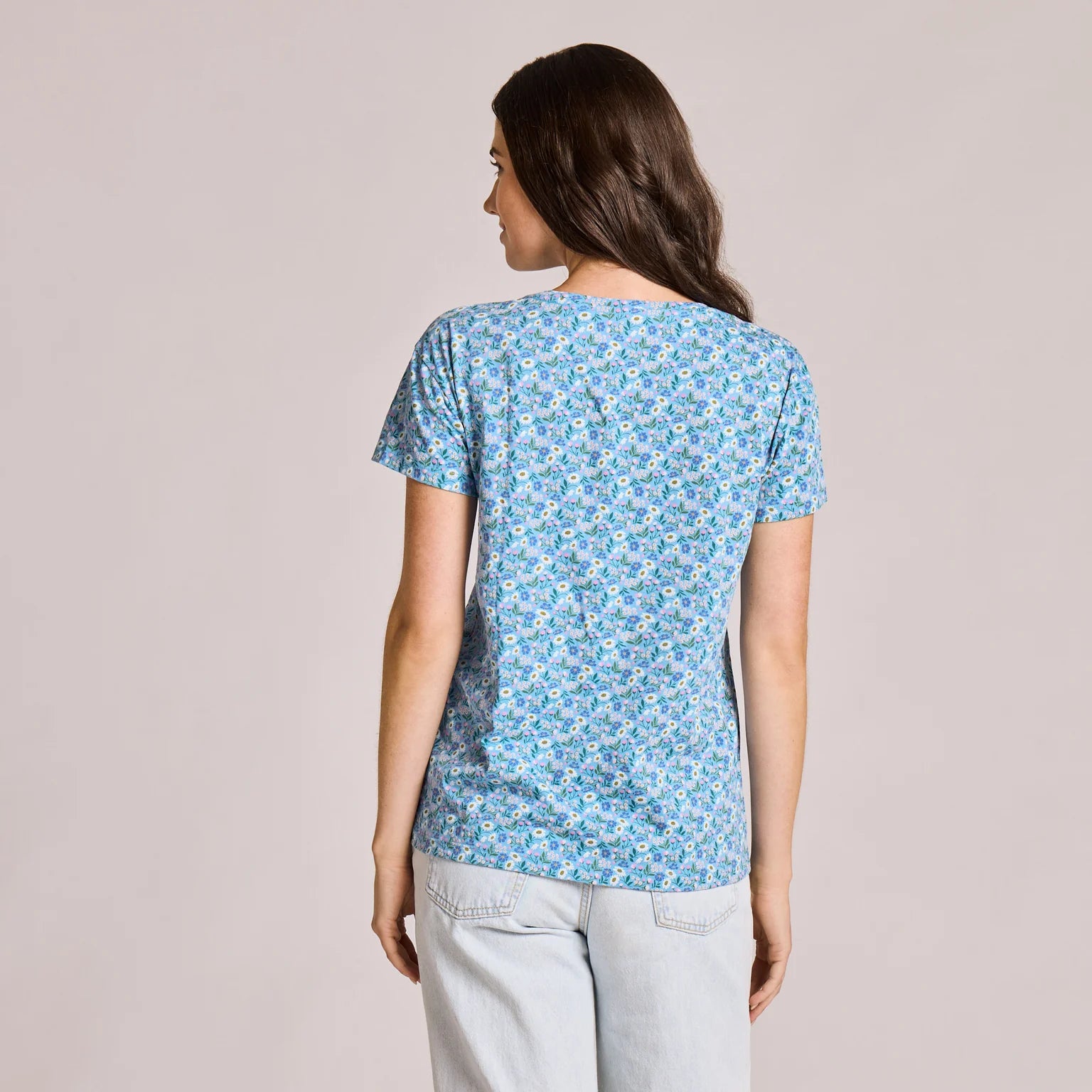WOMEN'S PLAYFUL POSEY PATTERN SHORT SLEEVE