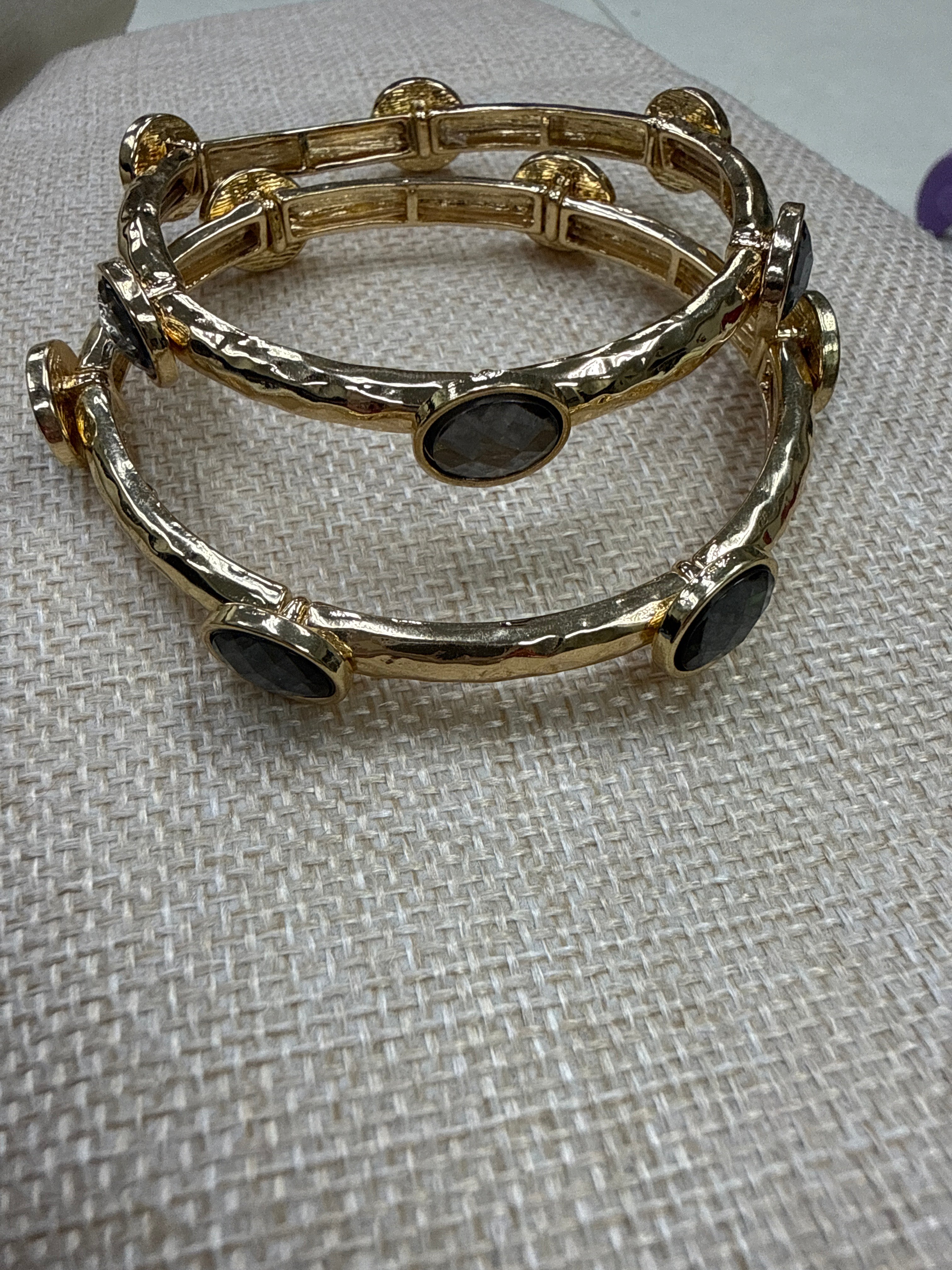 OVAL BLACK STONE TEXTURED BRACELET