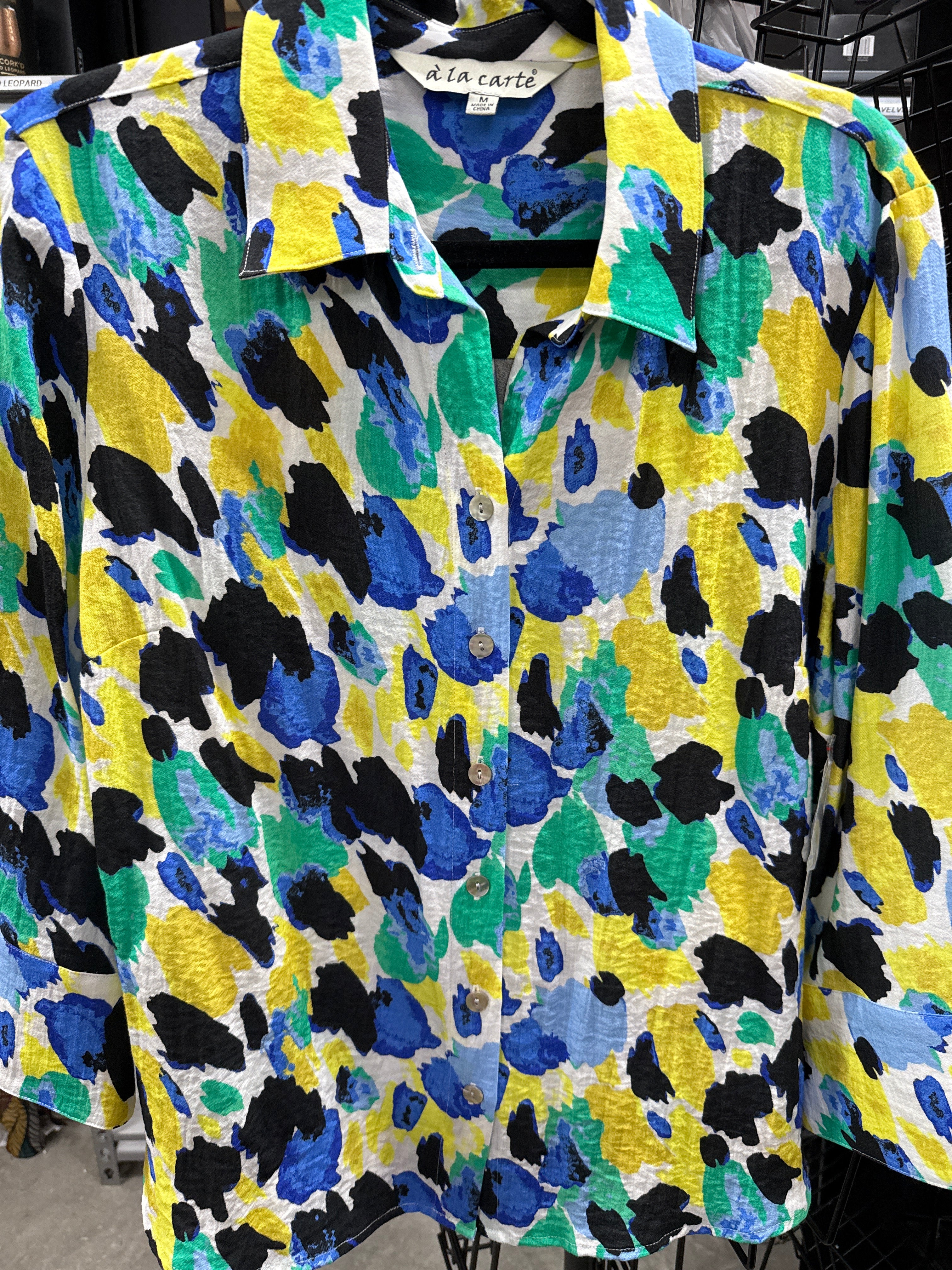 A LA CARTE PRINTED V COLLAR SHIRT