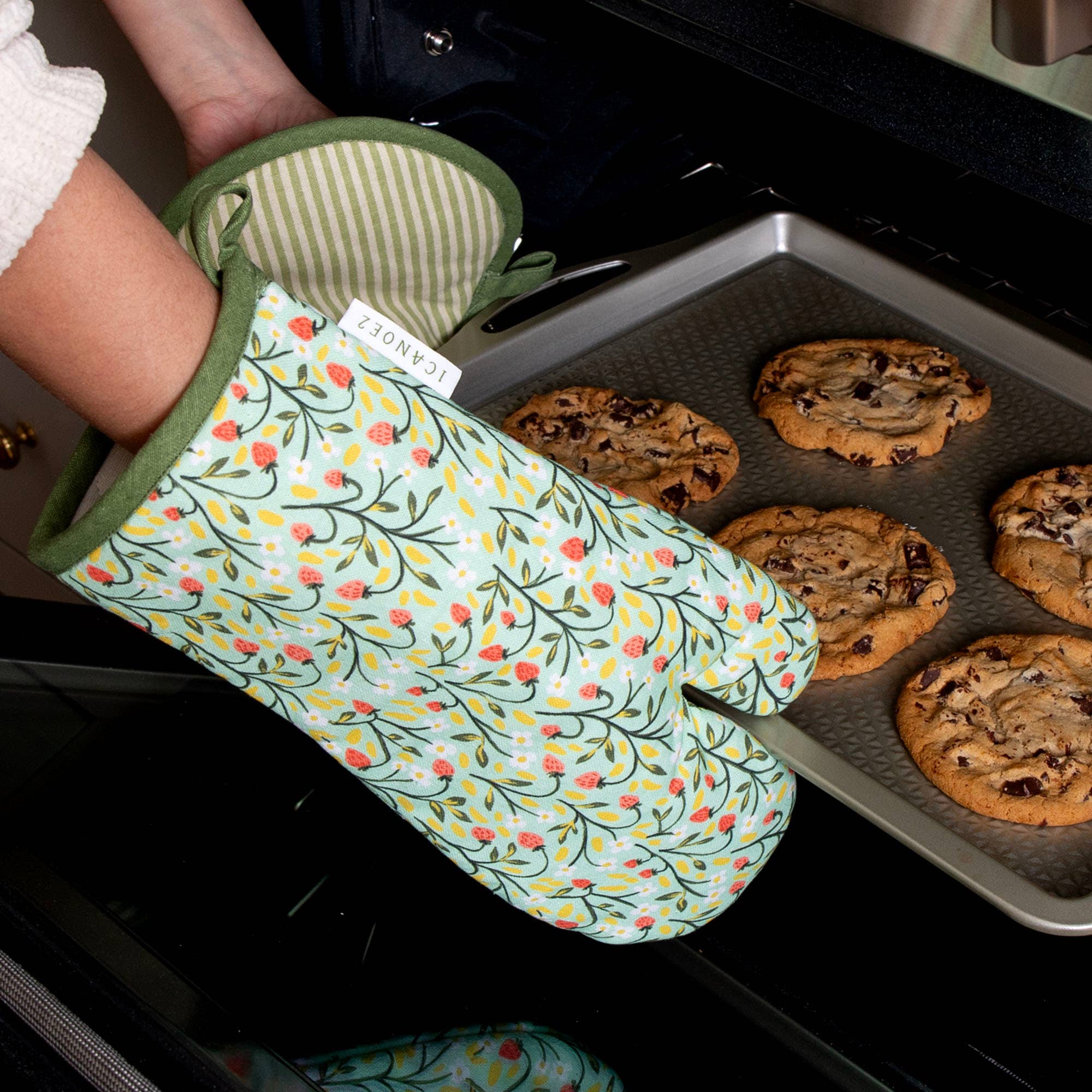 Strawberry Meadow Pot Holder Set