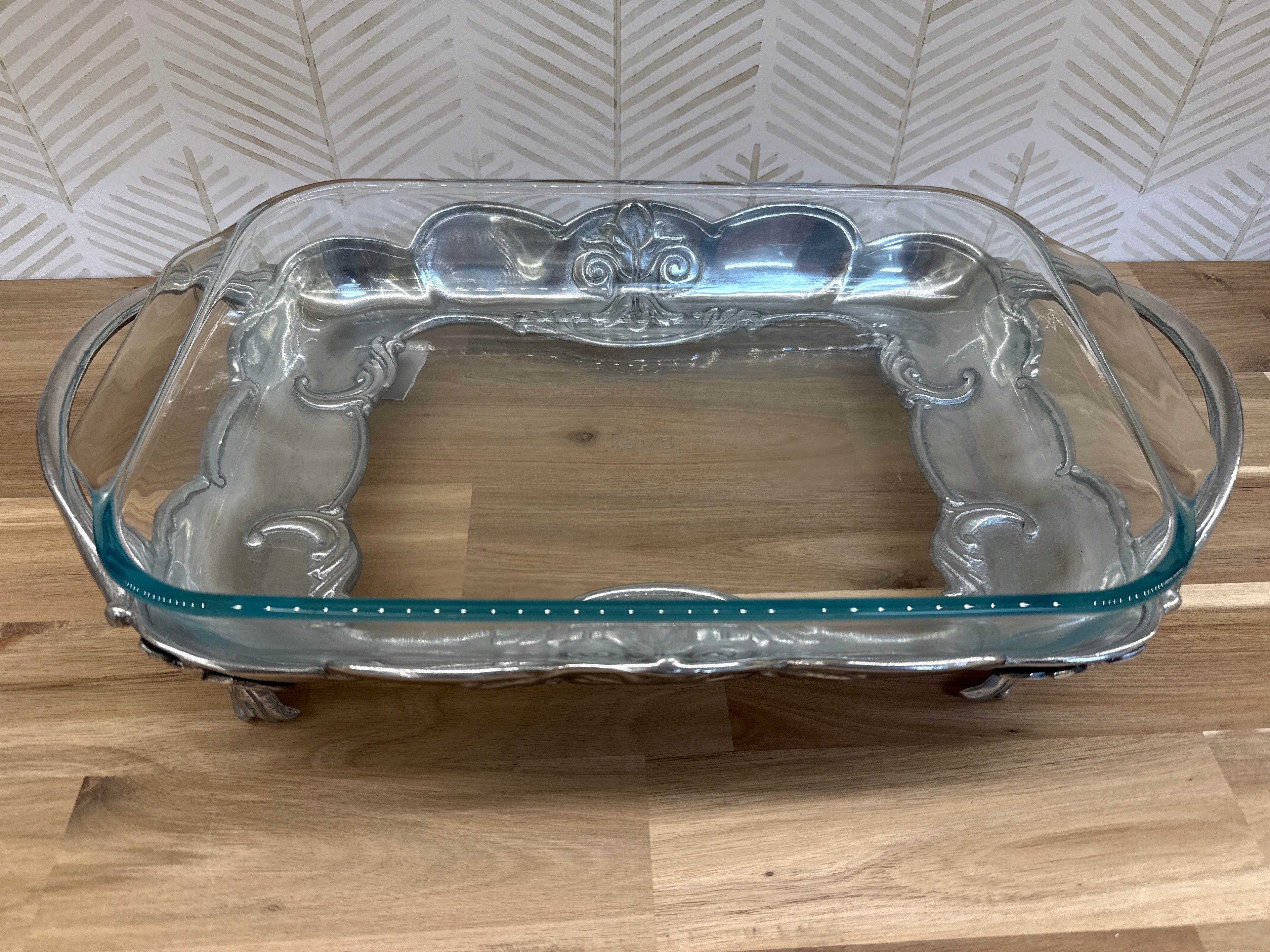 ARTHUR COURT FLEUR DE LIS 3 QT CASS W/PYREX