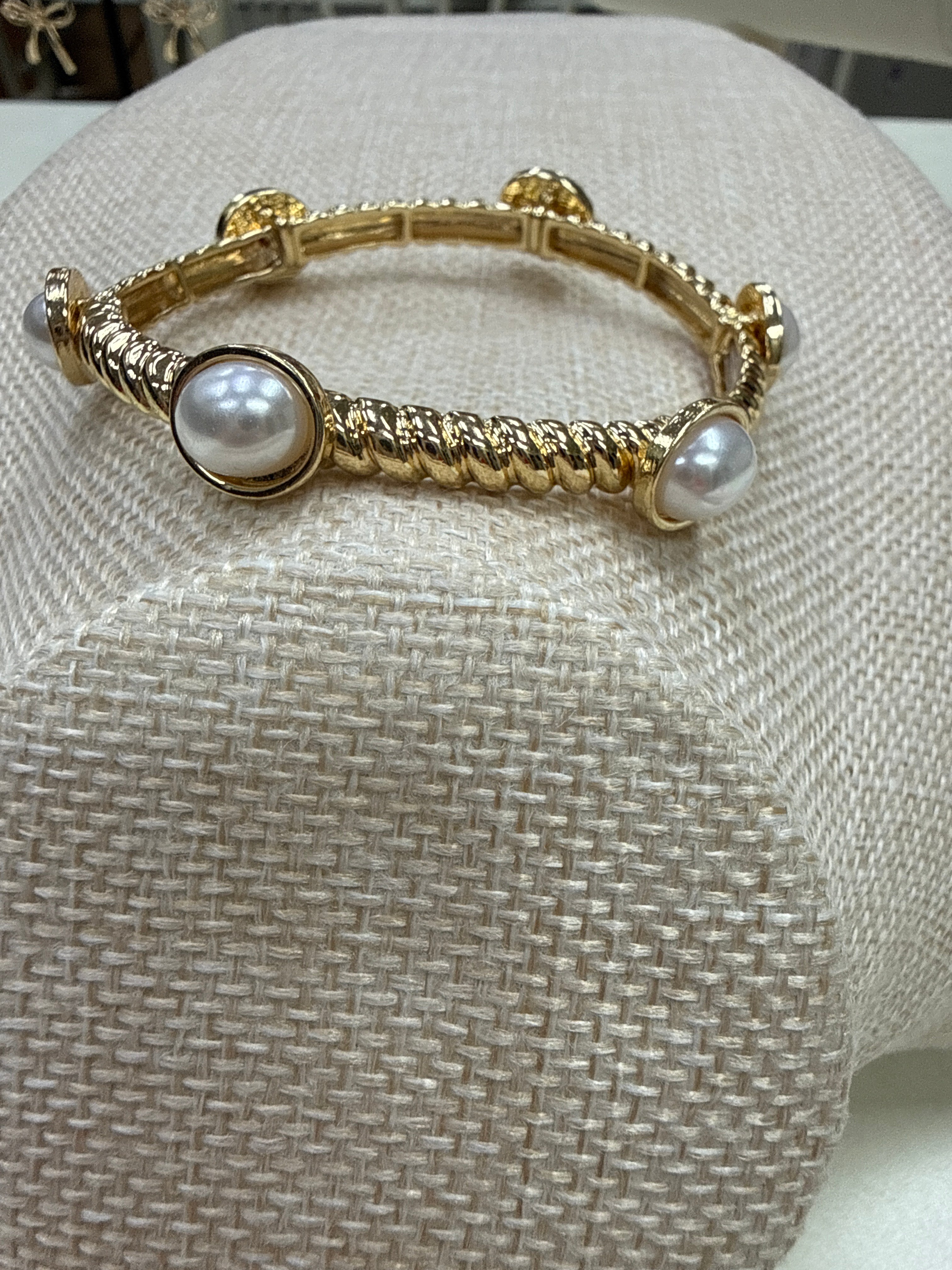 OVAL PEARL STONE TEXTURED BRACELET