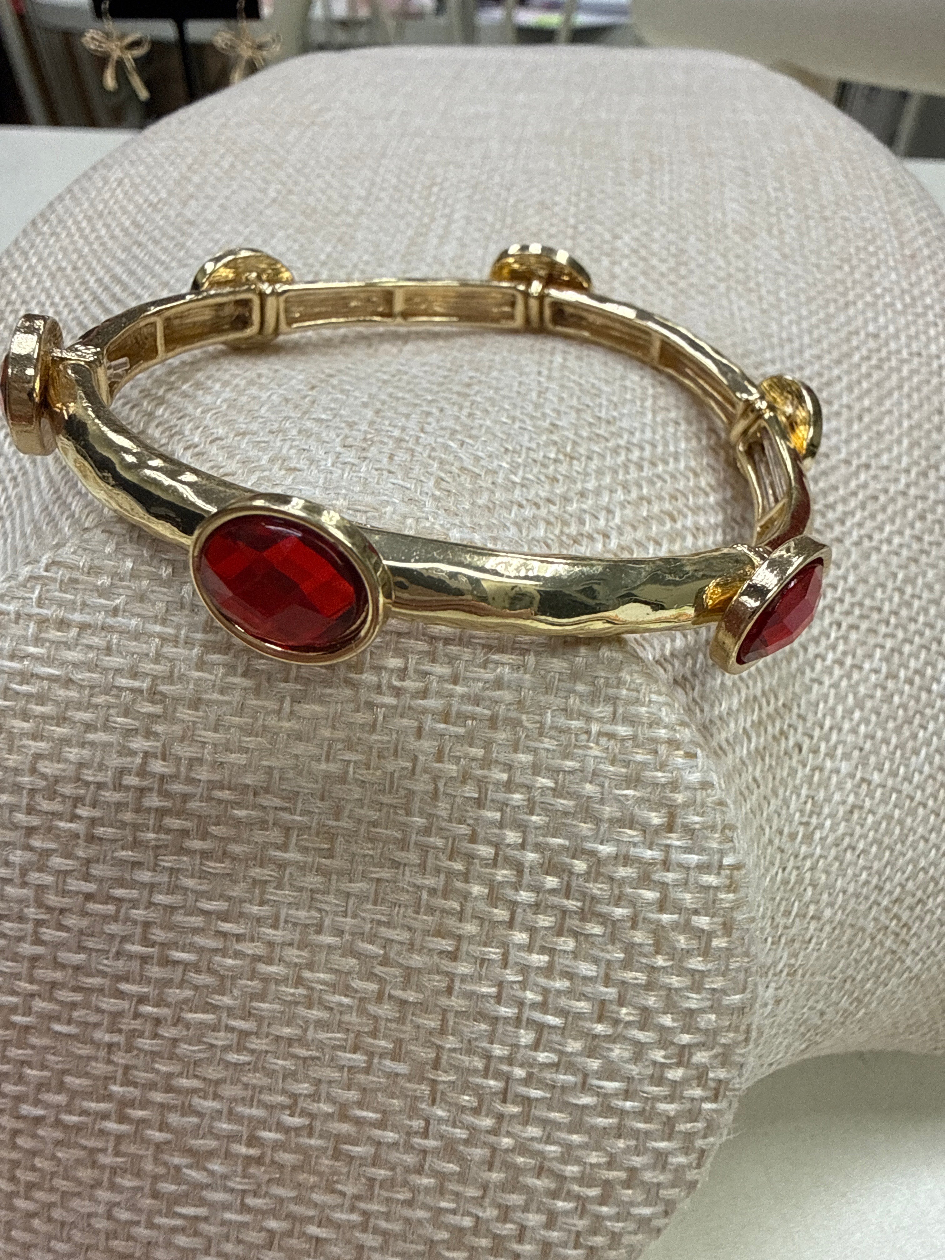 OVAL RED STONE TEXTURED BRACELET