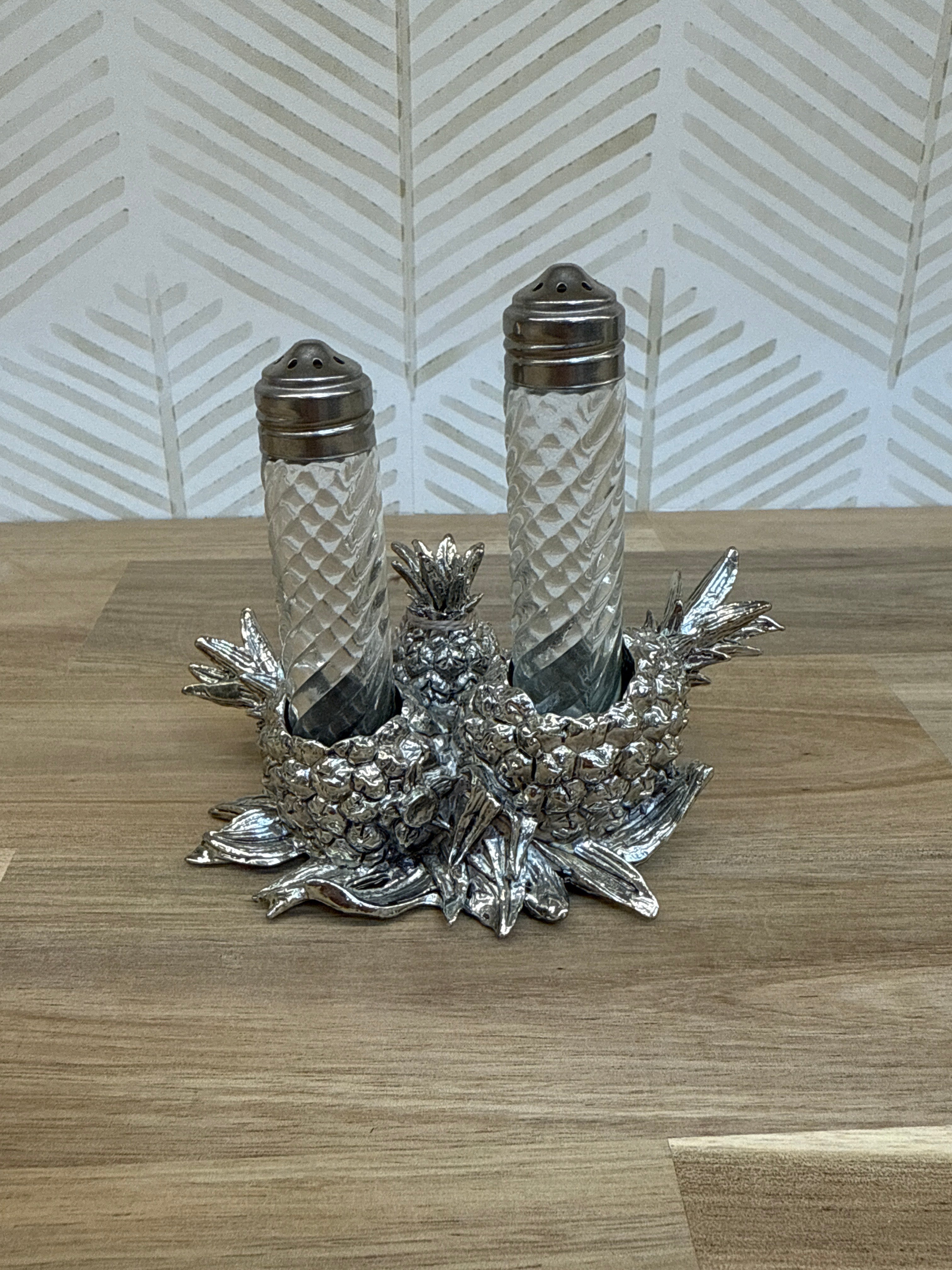 ARTHUR COURT PINEAPPLE STAND S & P