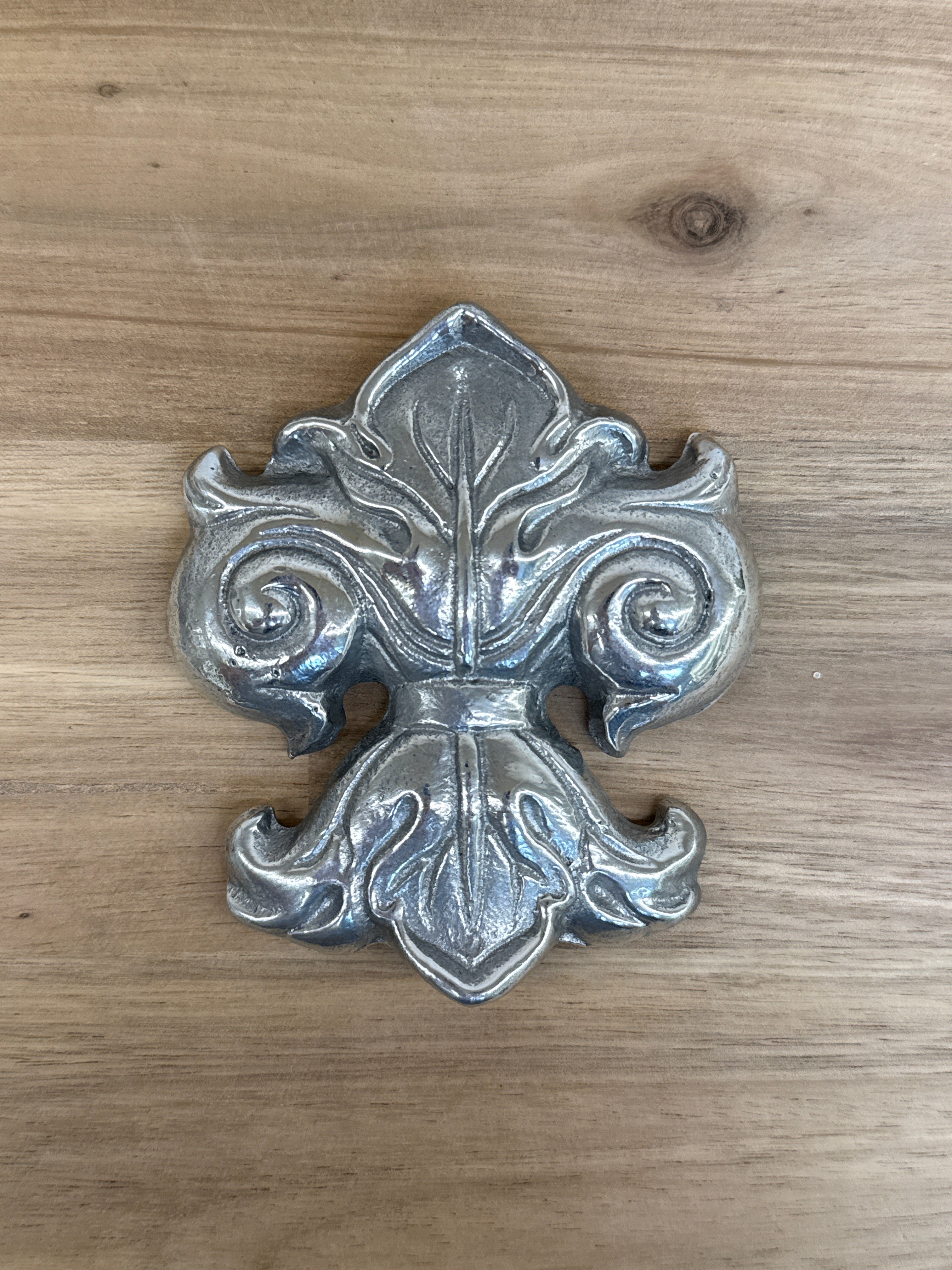 ARTHUR COURT FLEUR-DE-LIS NAPKIN WEIGHT