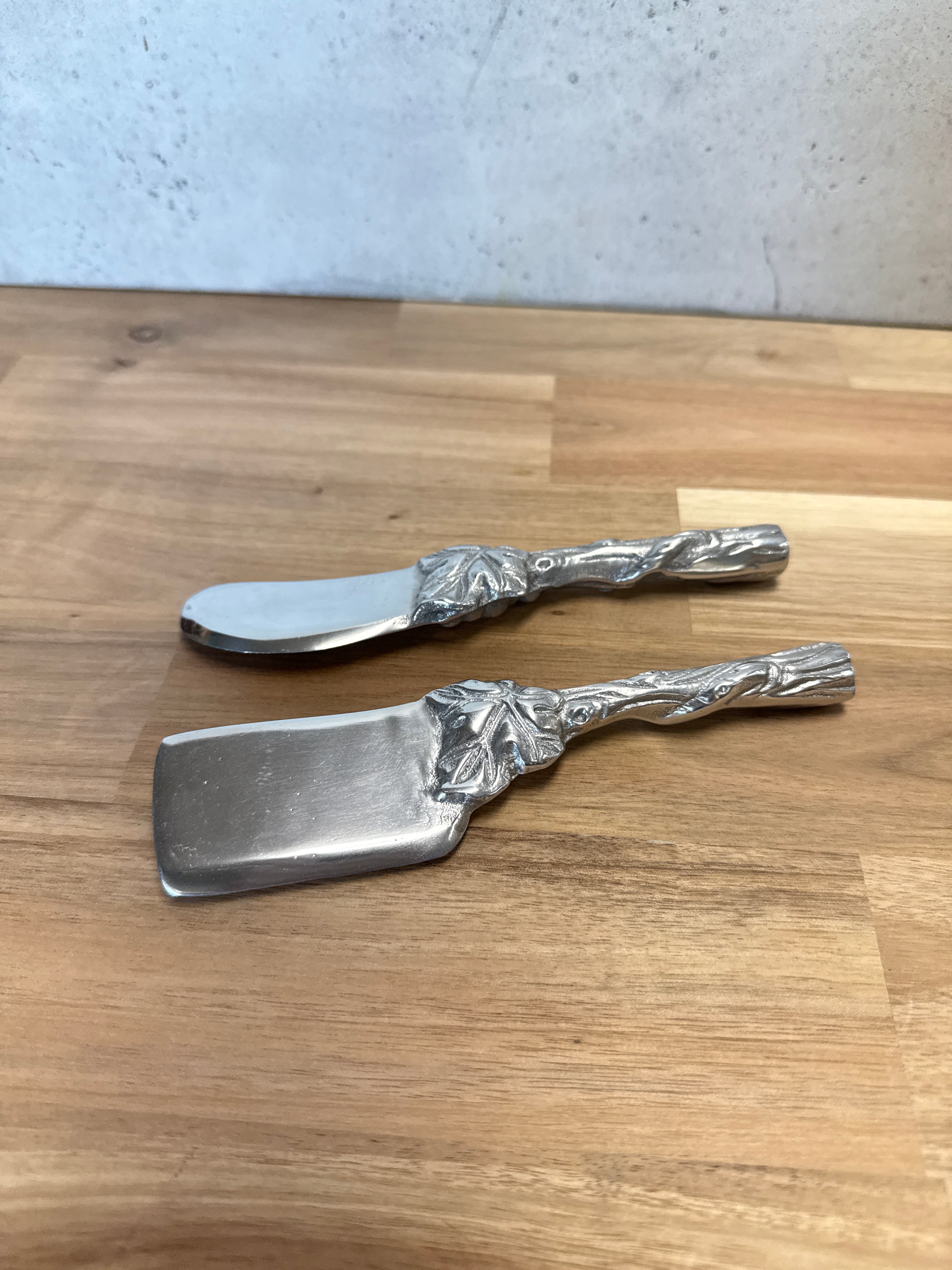 ARTHUR COURT GRAPE 2-PC CHEESE KNIFE SET
