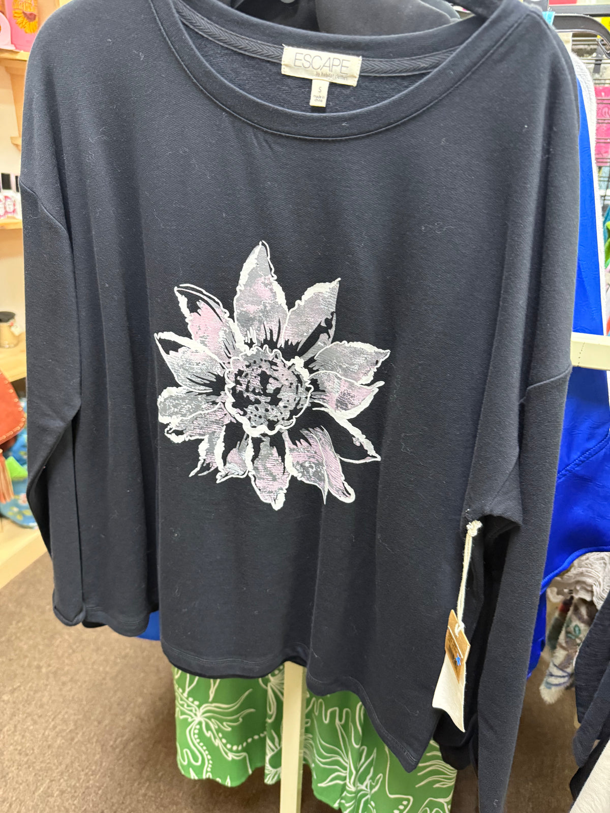 ESCAPE PAINTED FLOWER FLEECE PULLOVER BLACK