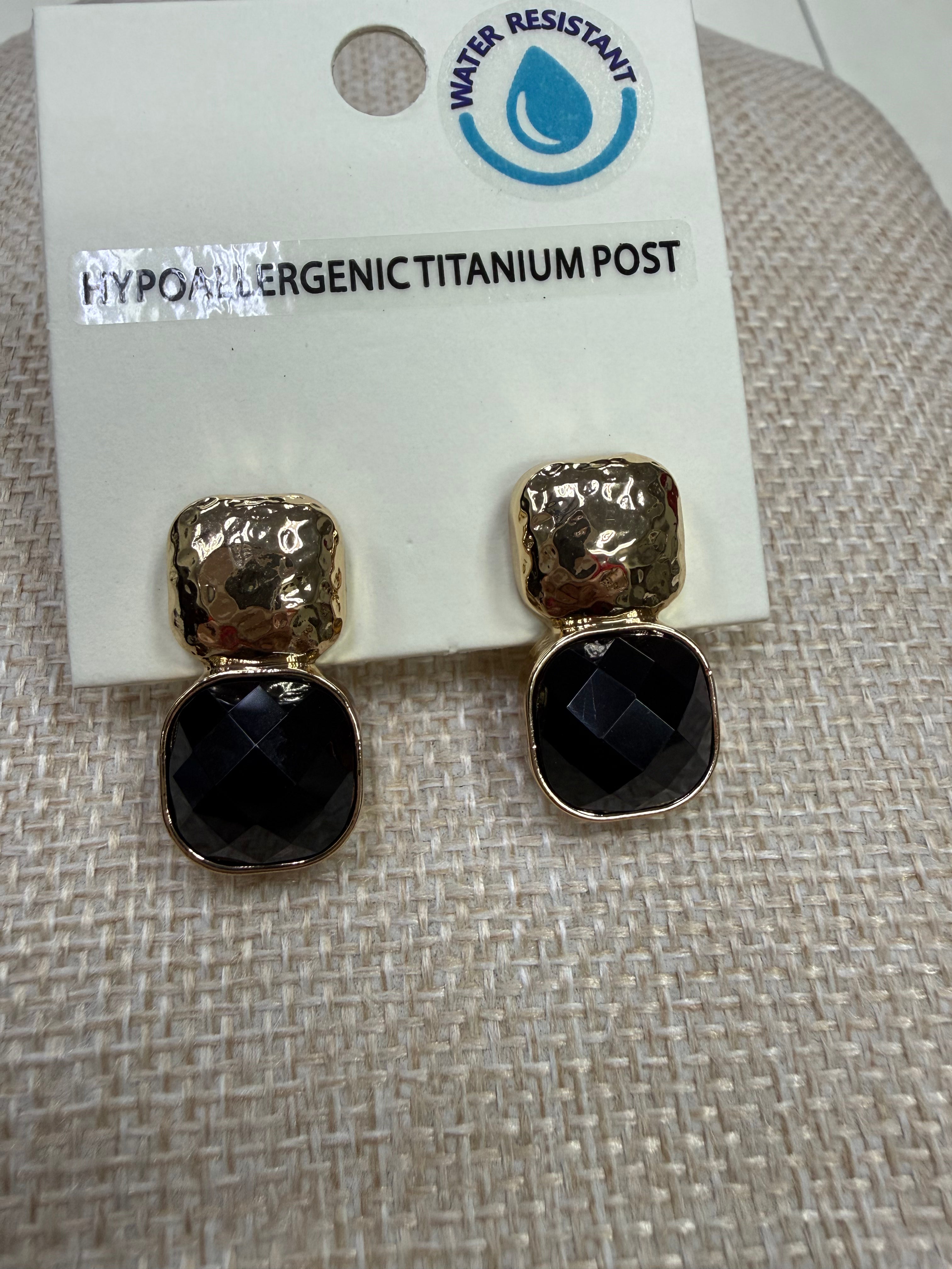 BLACK BOLD SQUARE STONE EARRINGS