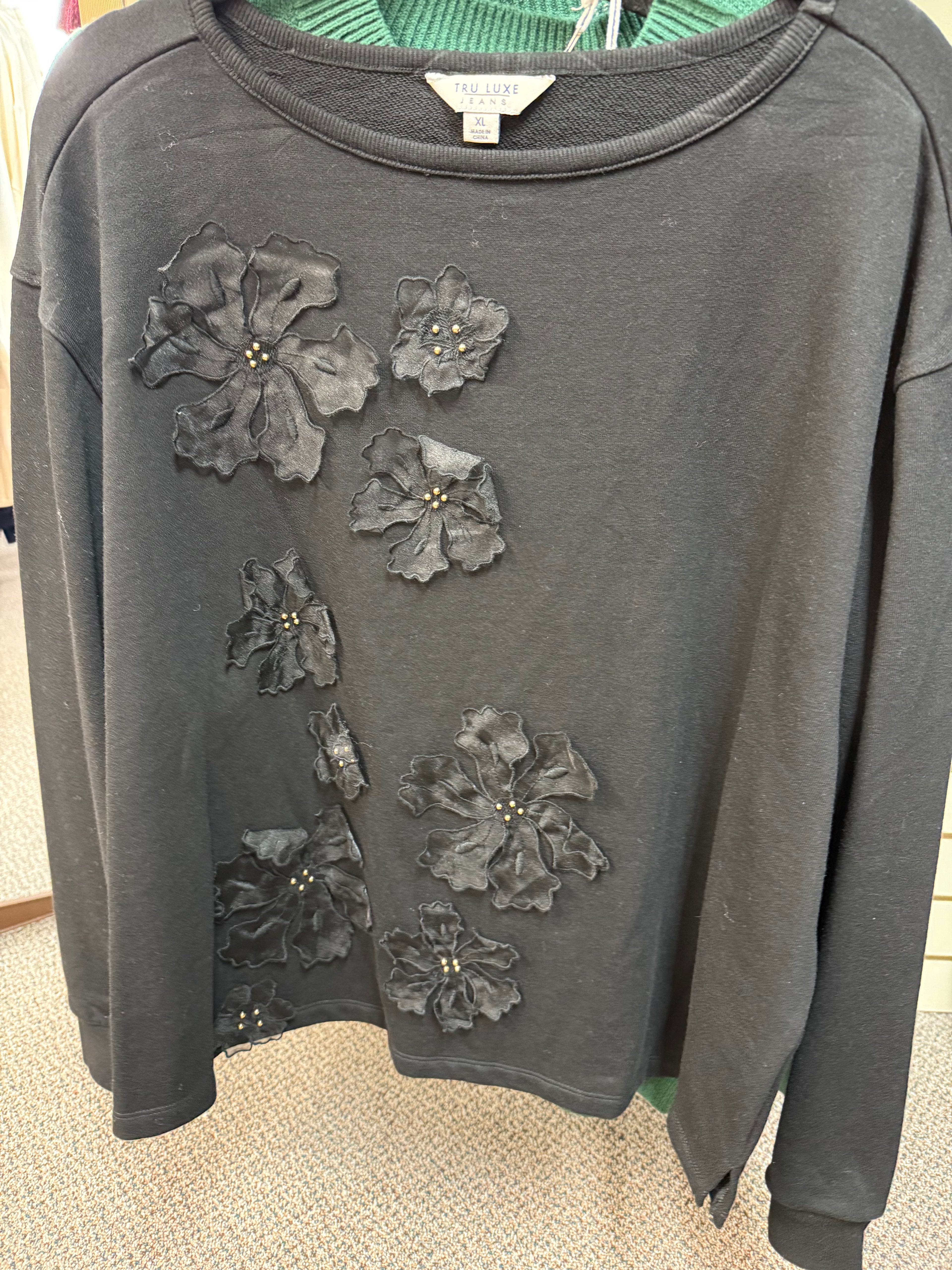 FLOWER APPLIQUE CREW NECK KNIT TOP