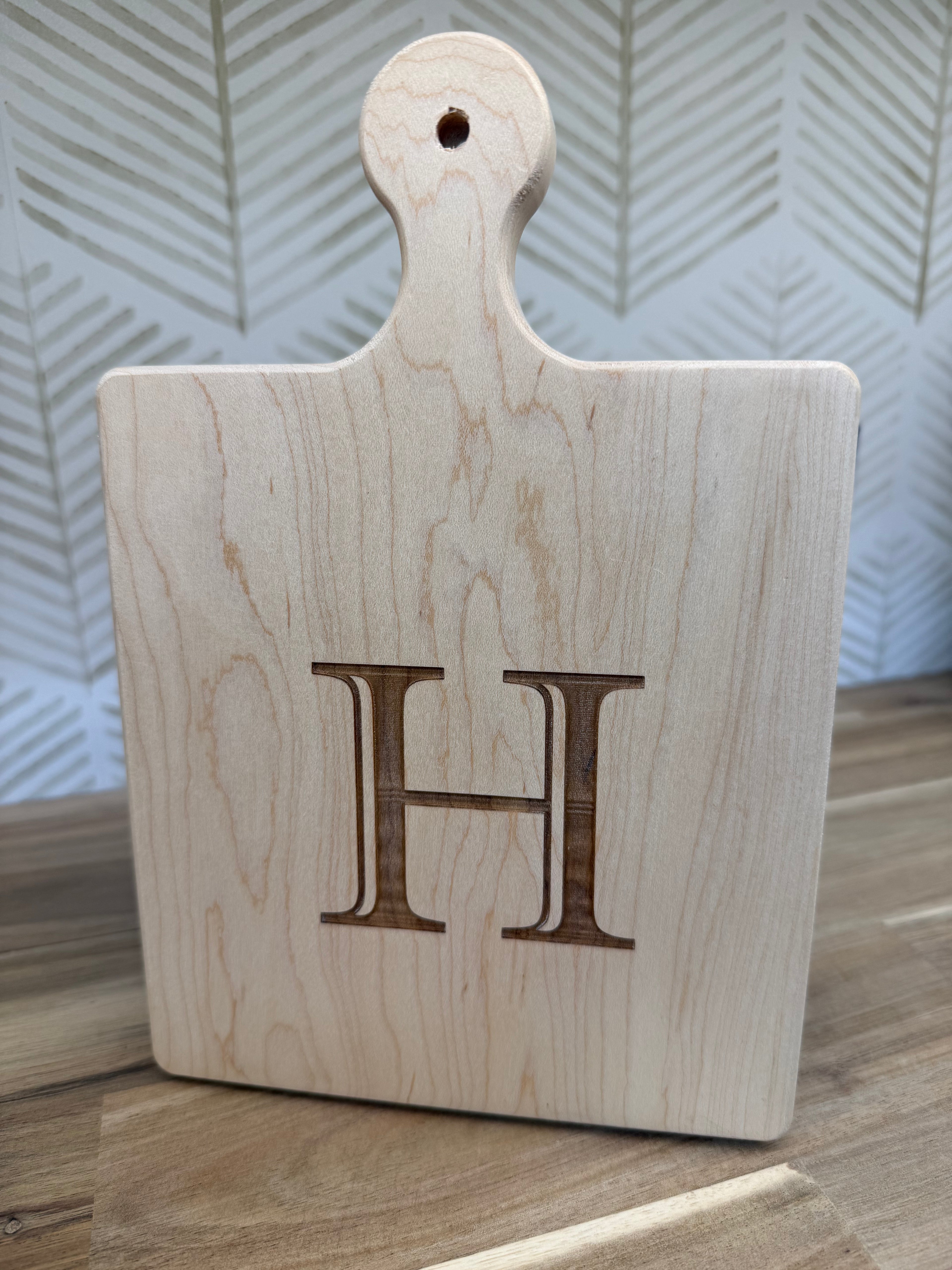 SINGLE LETTER MONOGRAM CUTTING BOARD