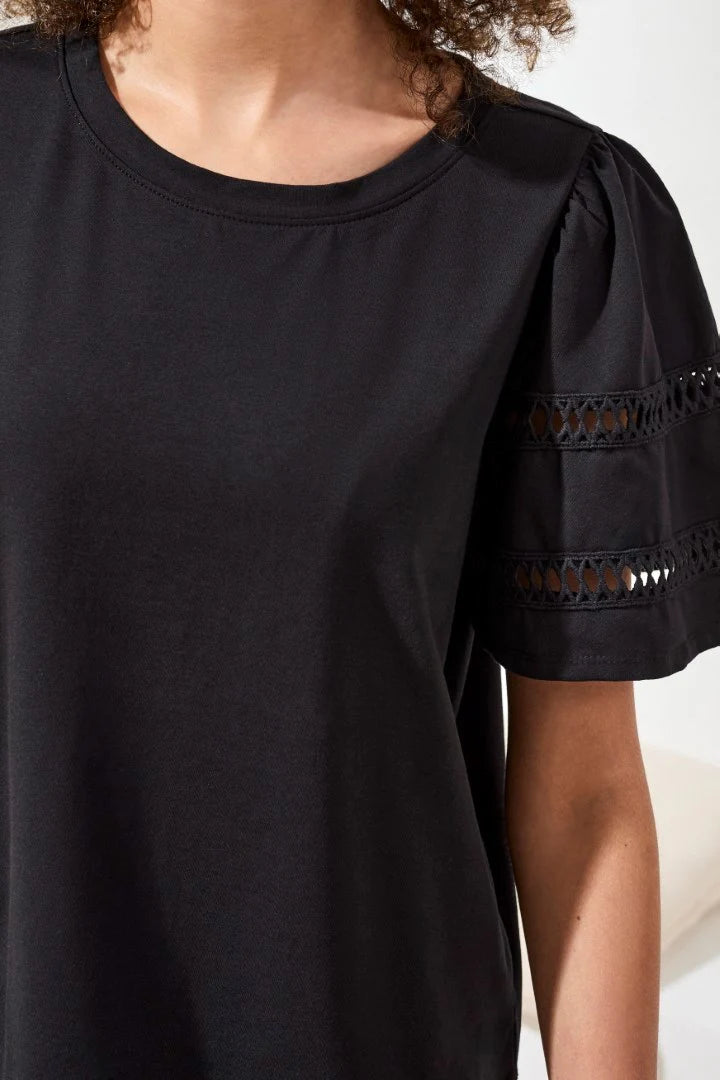 BLACK FLUTTER SLEEVE TOP
